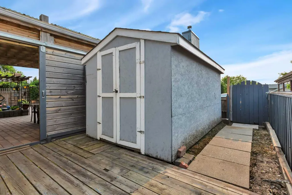 5323 53 Street Rocky Mountain House AB T4T 1G9