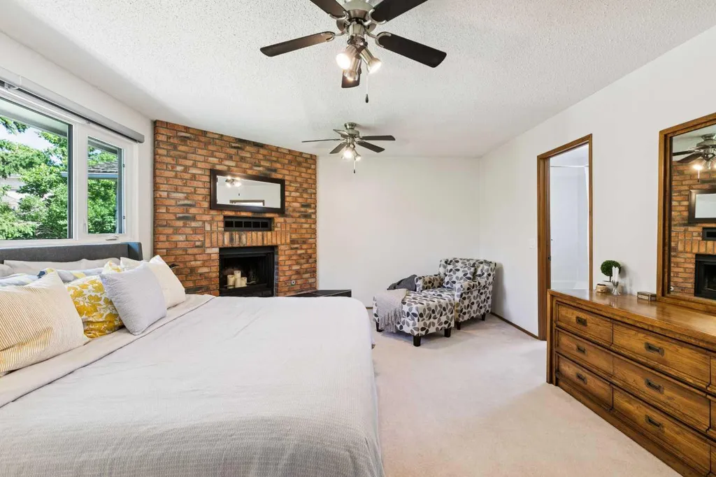272 Woodfield Road SW Calgary AB T2W5P6