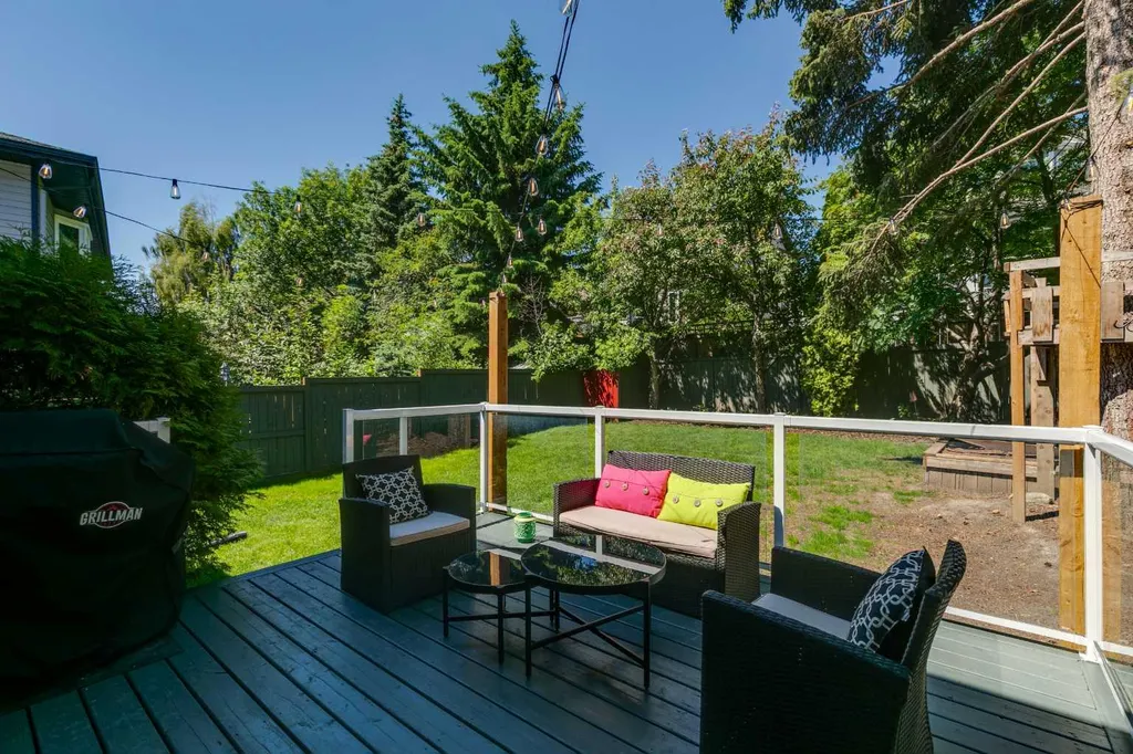 272 Woodfield Road SW Calgary AB T2W 3V9