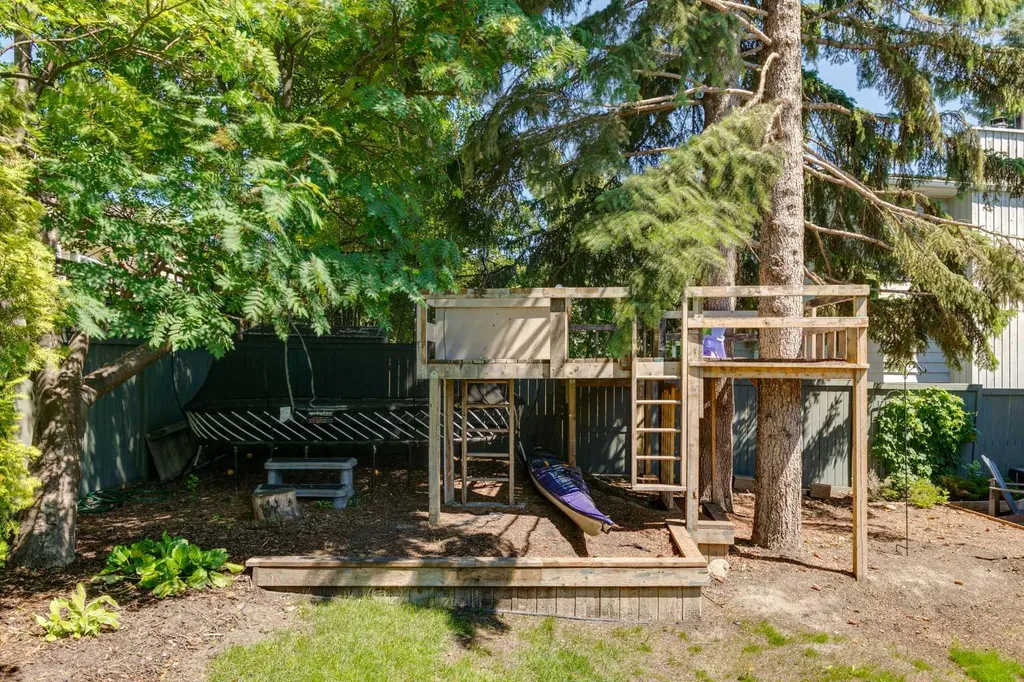 272 Woodfield Road SW Calgary AB T2W 3V9