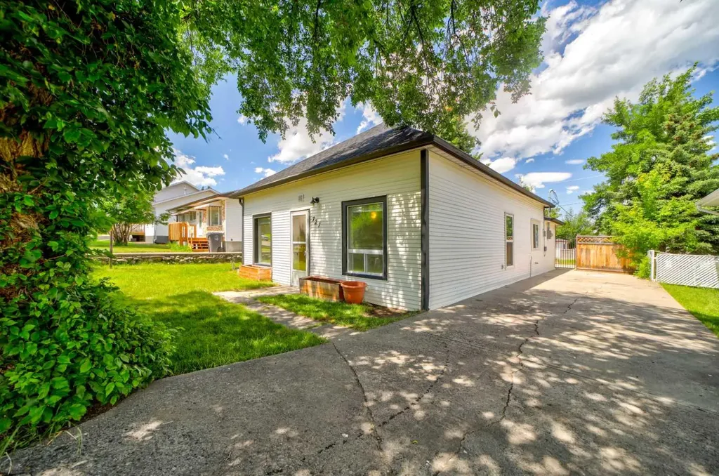 727 Mcdougall Street Pincher Creek AB T0K 1W0