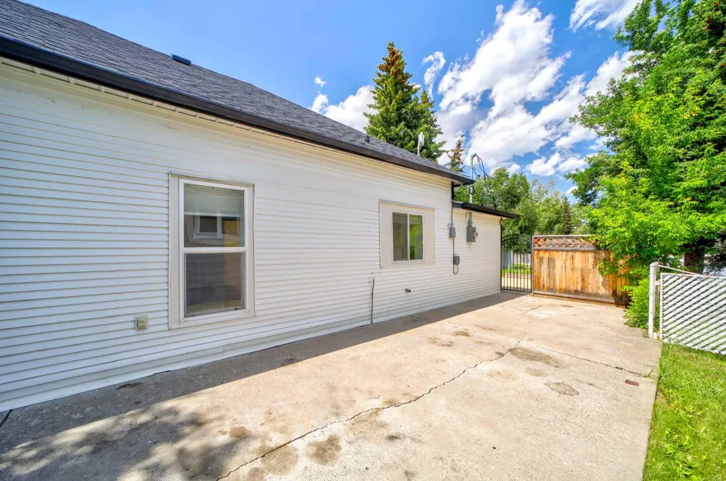 727 Mcdougall Street Pincher Creek AB T0K 1W0