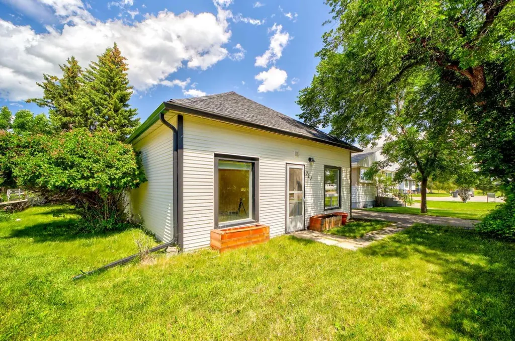 727 Mcdougall Street Pincher Creek AB T0K 1W0