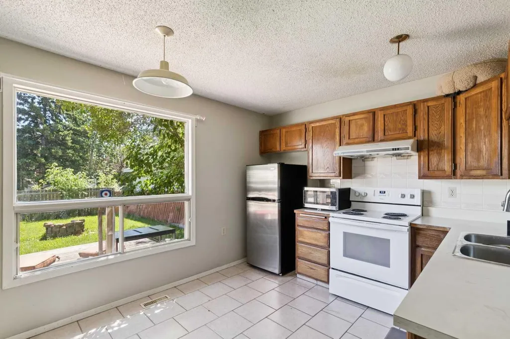 864 Queensland Drive SE Calgary AB T2J 6E6