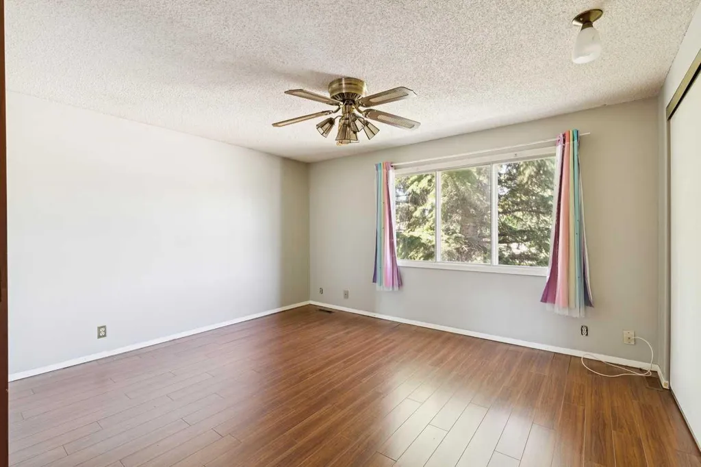 864 Queensland Drive SE Calgary AB T2J 6E6