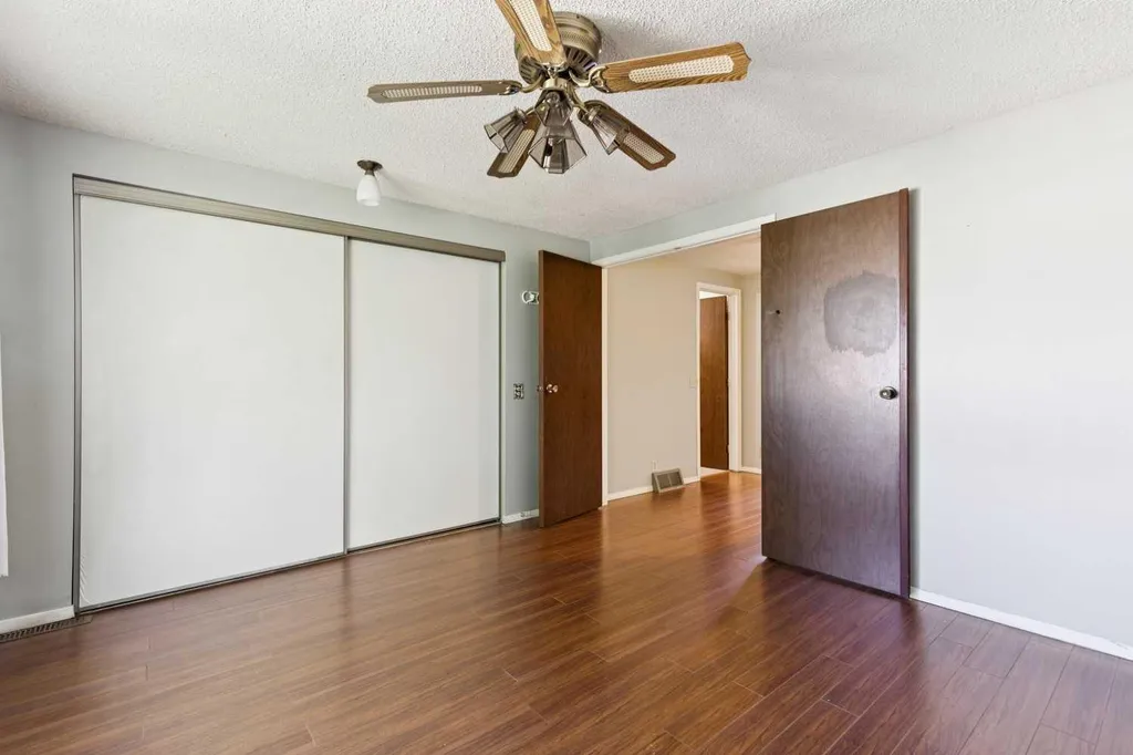 864 Queensland Drive SE Calgary AB T2J 6E6