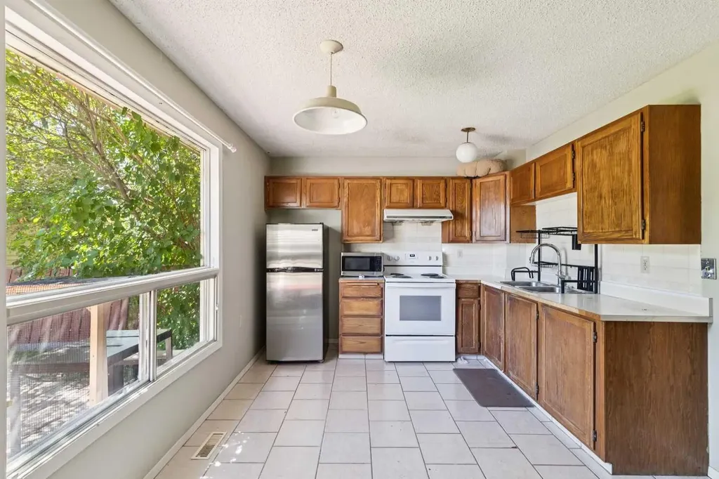 864 Queensland Drive SE Calgary AB T2J 6E6