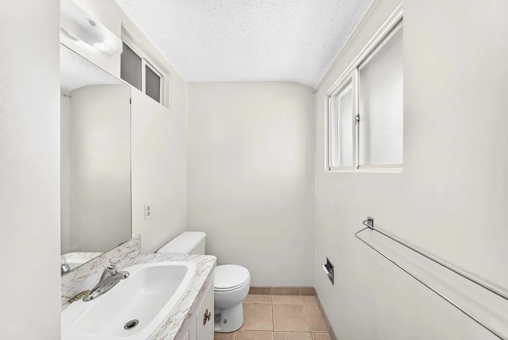 6839 Huntridge Hill NE Calgary AB T2K 4A1