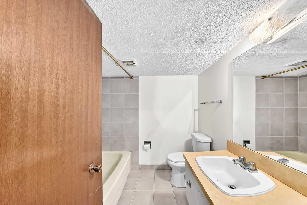 6839 Huntridge Hill NE Calgary AB T2K 4A1