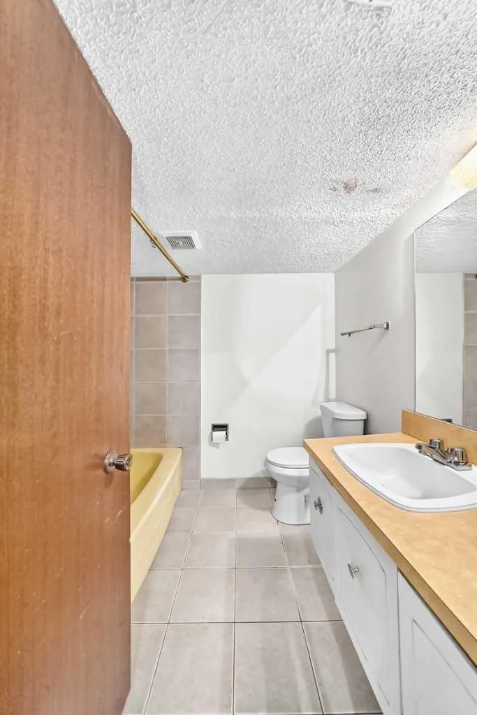 6839 Huntridge Hill NE Calgary AB T2K 4A1