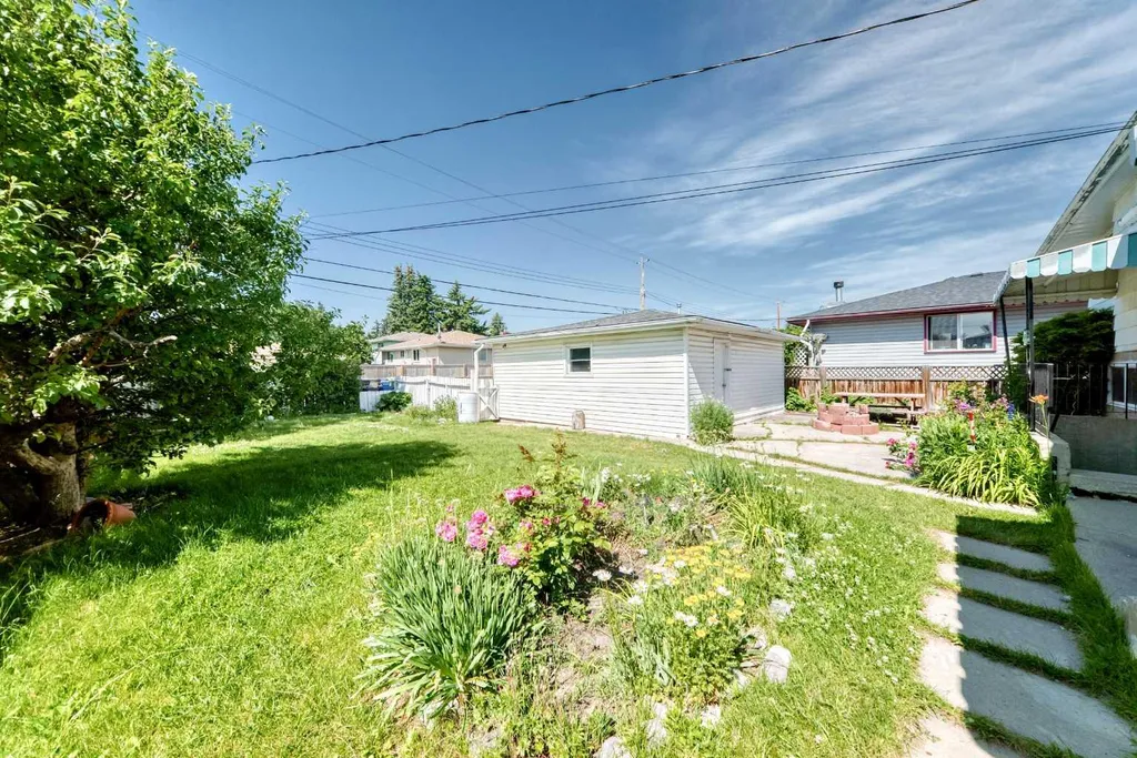 6839 Huntridge Hill NE Calgary AB T2K 4A1