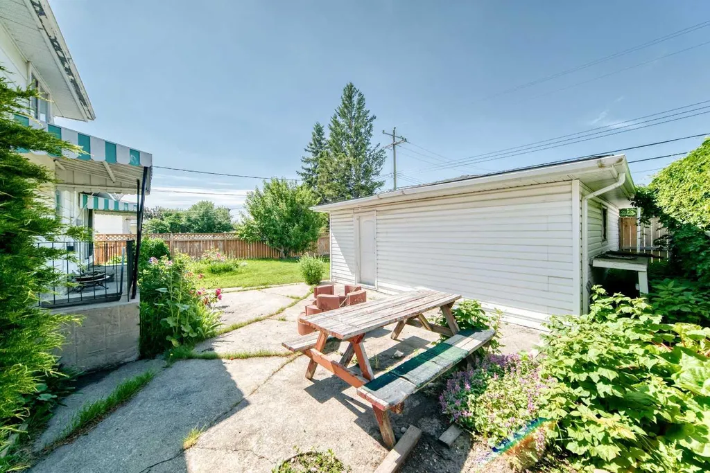 6839 Huntridge Hill NE Calgary AB T2K 4A1