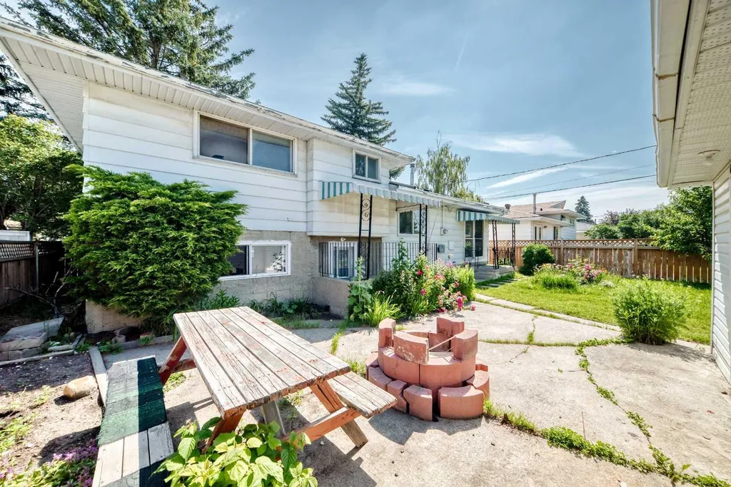 6839 Huntridge Hill NE Calgary AB T2K 4A1