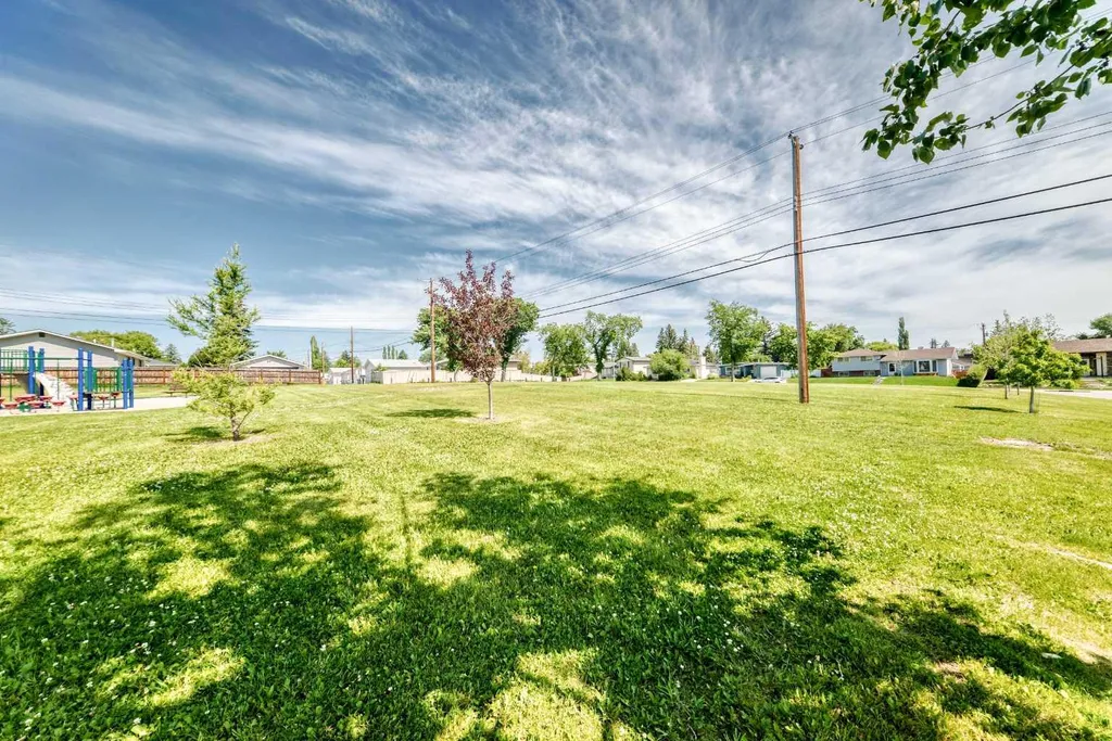 6839 Huntridge Hill NE Calgary AB T2K 4A1