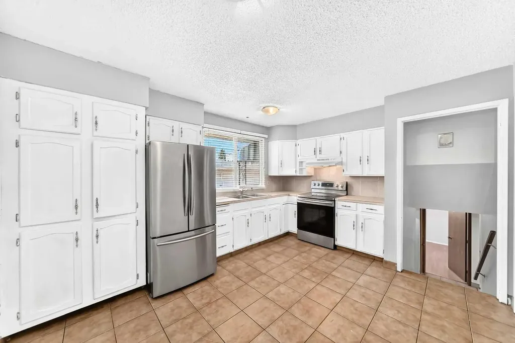 6839 Huntridge Hill NE Calgary AB T2K 4A1