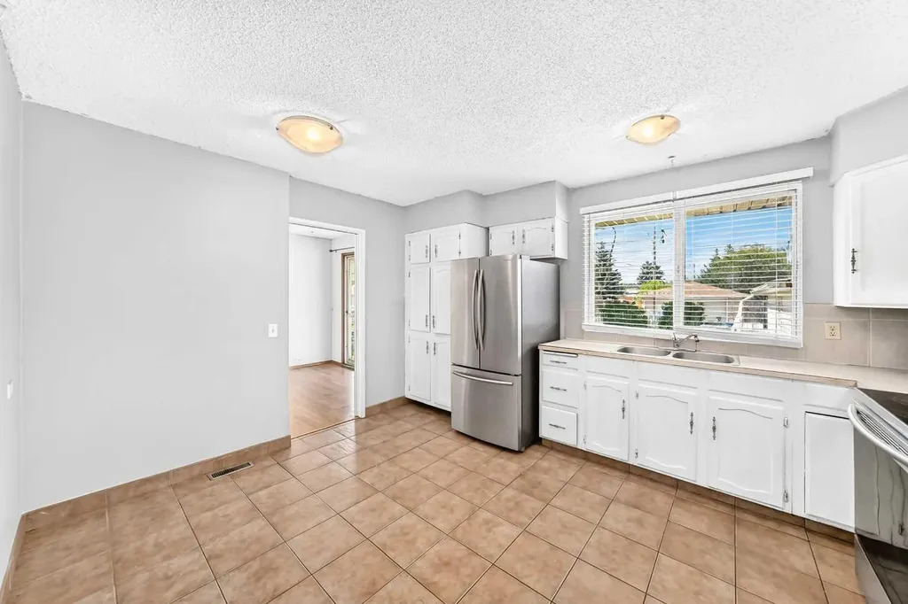 6839 Huntridge Hill NE Calgary AB T2K 4A1