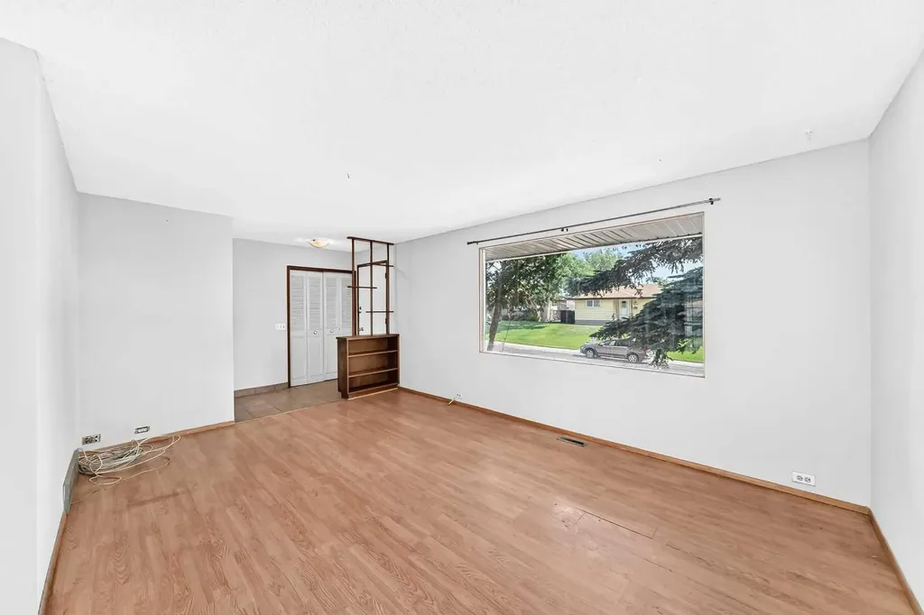 6839 Huntridge Hill NE Calgary AB T2K 4A1