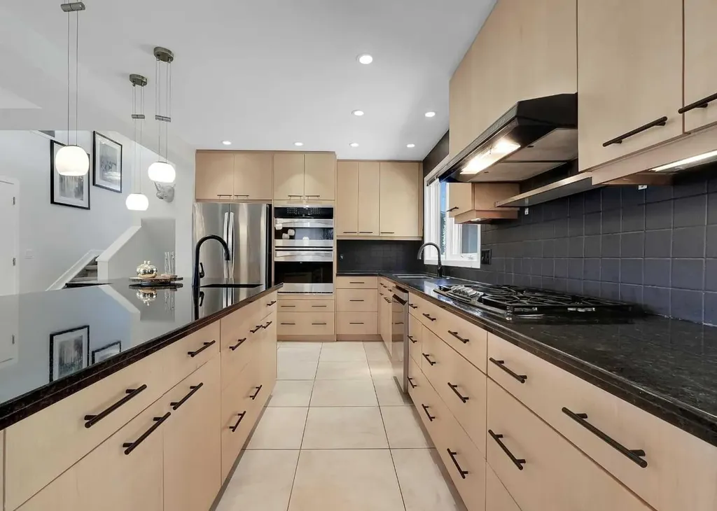 1718 12 Avenue NW Calgary AB T2N1J2