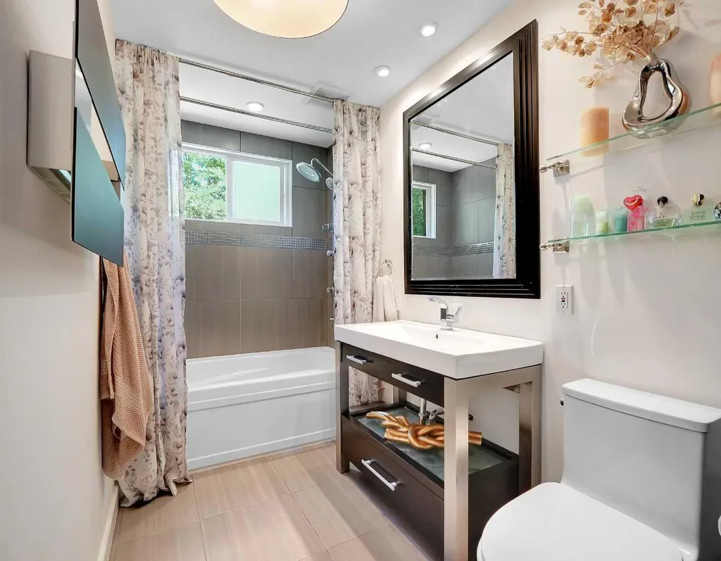 1718 12 Avenue NW Calgary AB T2N1J2