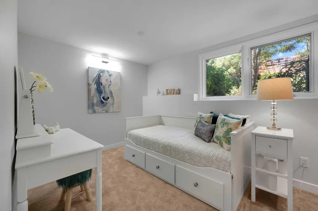 1718 12 Avenue NW Calgary AB T2N1J2