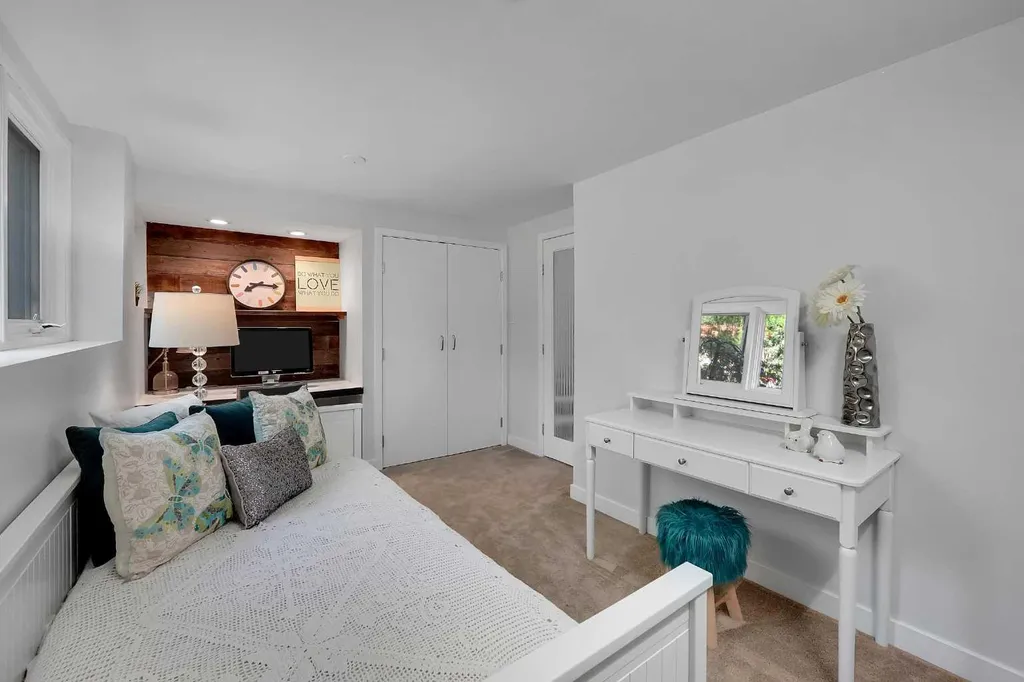 1718 12 Avenue NW Calgary AB T2N1J2