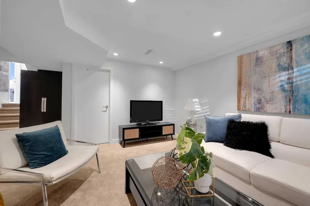 1718 12 Avenue NW Calgary AB T2N1J2