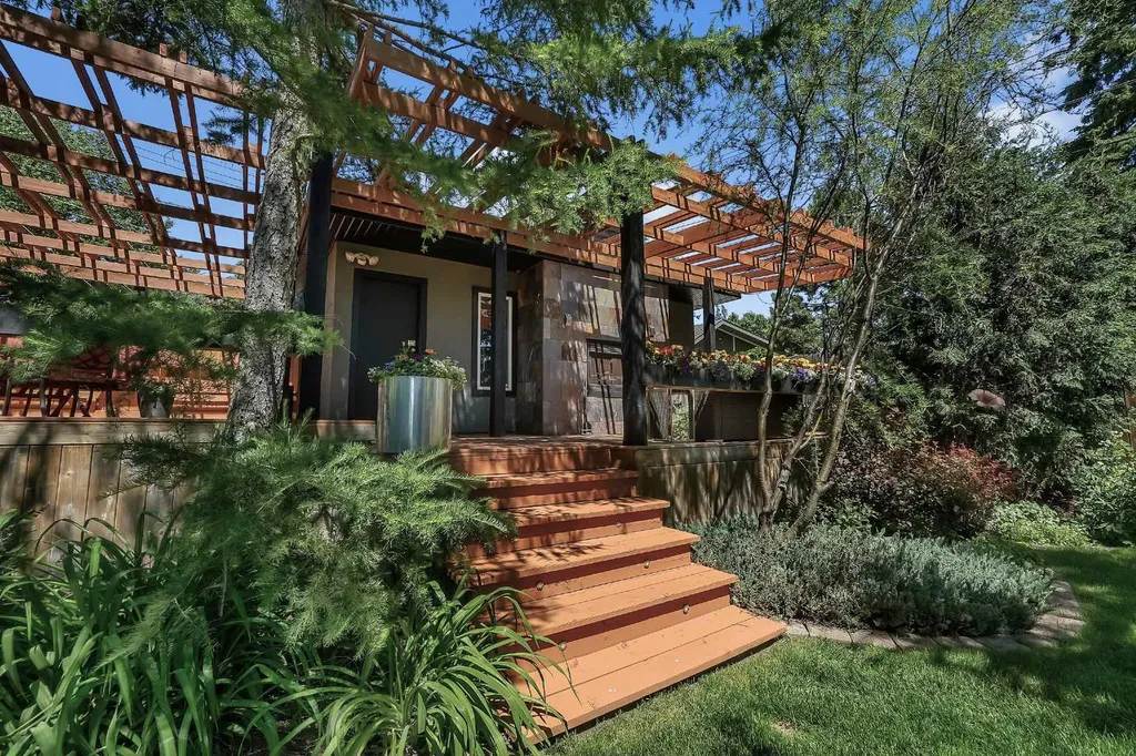 1718 12 Avenue NW Calgary AB T2N1J2