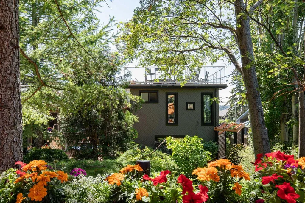 1718 12 Avenue NW Calgary AB T2N1J2