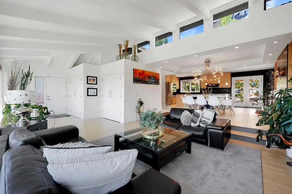 1718 12 Avenue NW Calgary AB T2N1J2