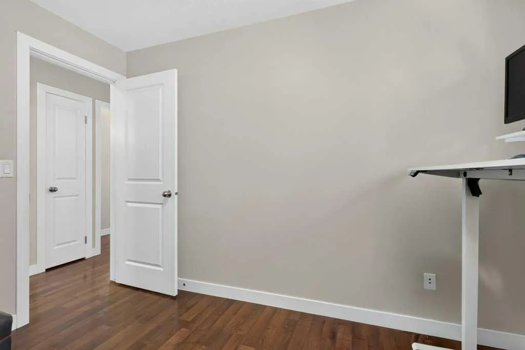 20 Mckinley Road SE Calgary AB T2Z1T6