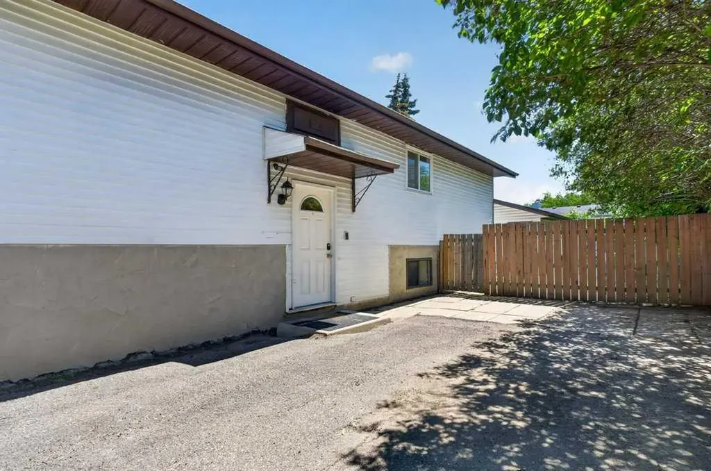 20 Mckinley Road SE Calgary AB T2Z1T6