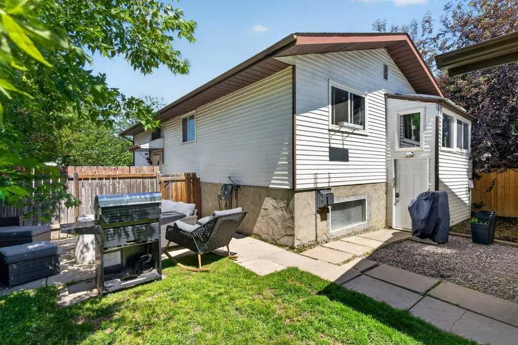 20 Mckinley Road SE Calgary AB T2Z1T6