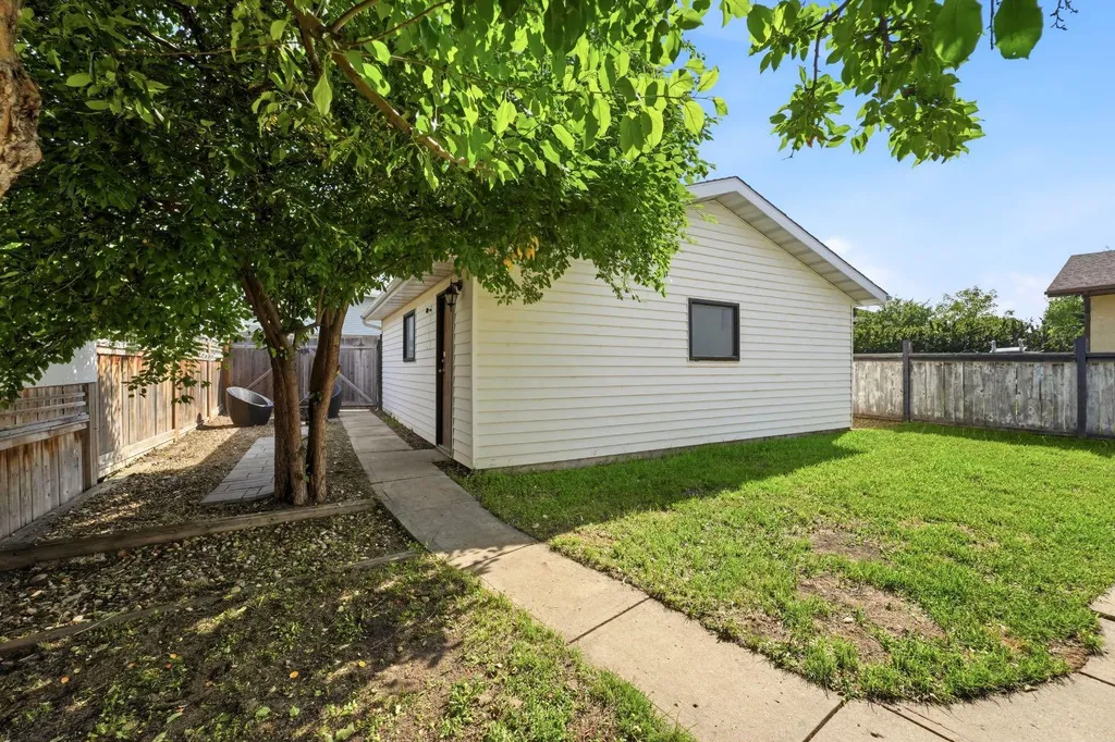 5 Everitt Crescent Red Deer AB T4R 1Y7