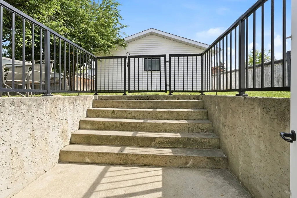 5 Everitt Crescent Red Deer AB T4R 1Y7