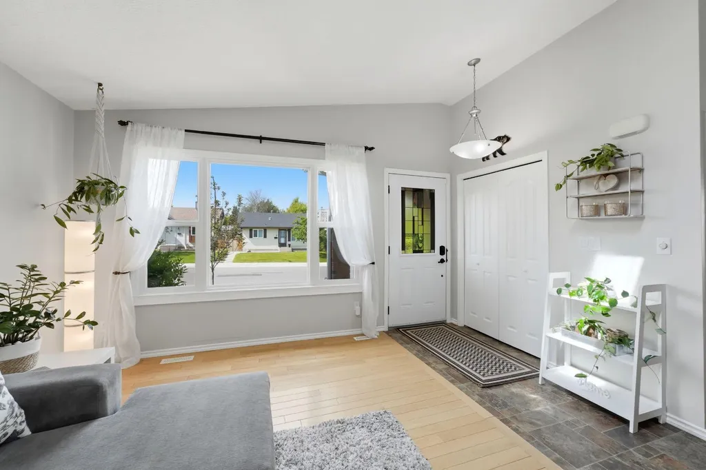 5 Everitt Crescent Red Deer AB T4R 1Y7