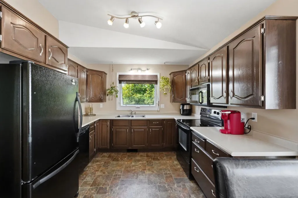 5 Everitt Crescent Red Deer AB T4R 1Y7