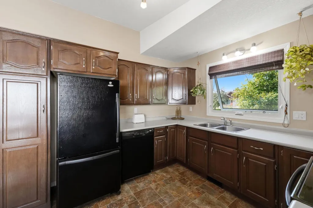 5 Everitt Crescent Red Deer AB T4R 1Y7
