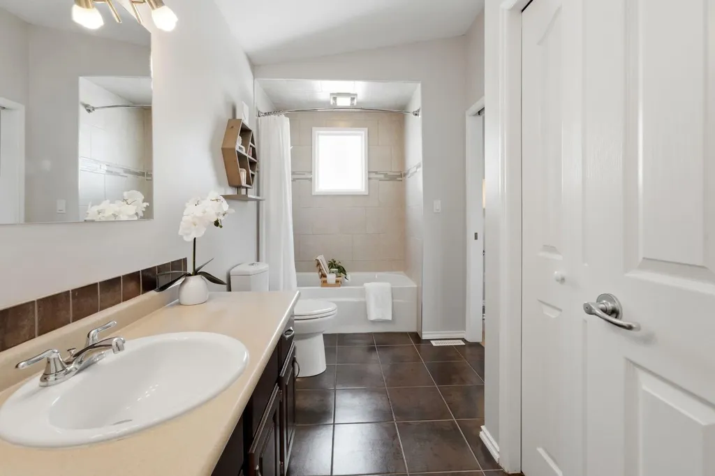 5 Everitt Crescent Red Deer AB T4R 1Y7