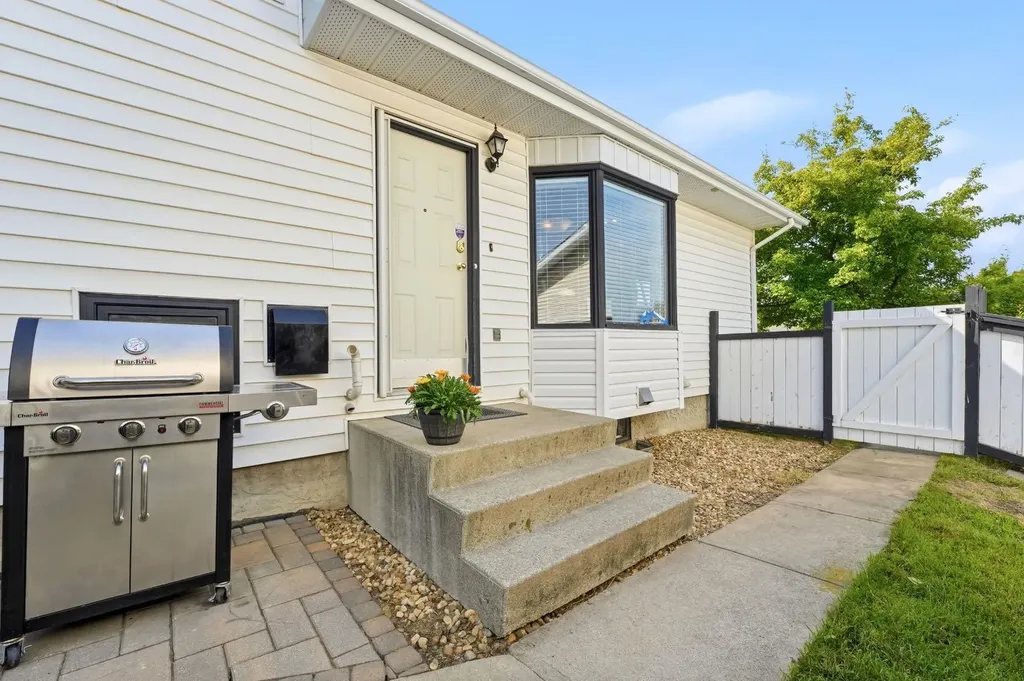 5 Everitt Crescent Red Deer AB T4R 1Y7
