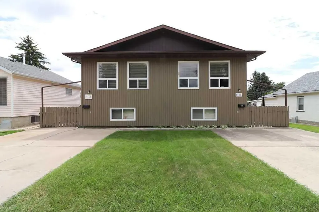 1145 & 1147 Yuill Street SE Medicine Hat AB T1A0Z4