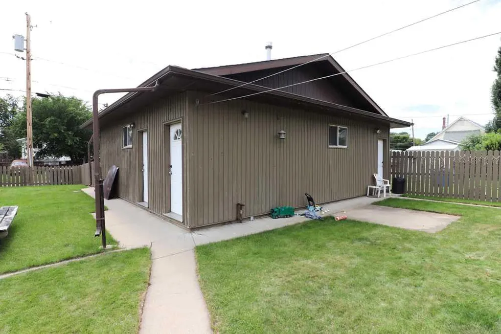 1145 & 1147 Yuill Street SE Medicine Hat AB T1A0Z4