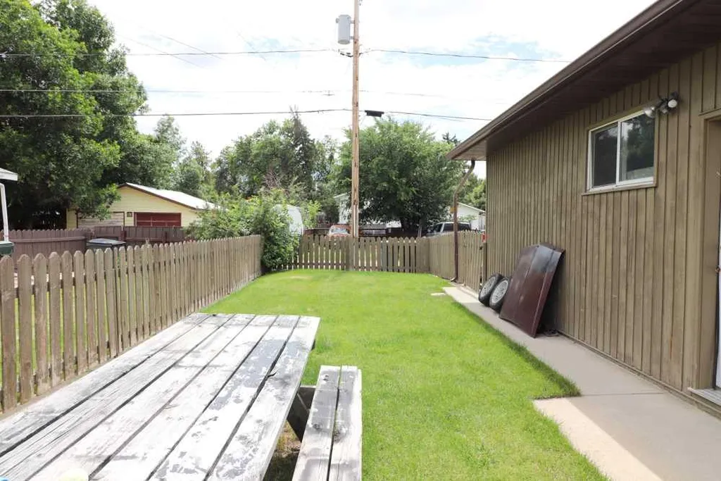 1145 & 1147 Yuill Street SE Medicine Hat AB T1A0Z4