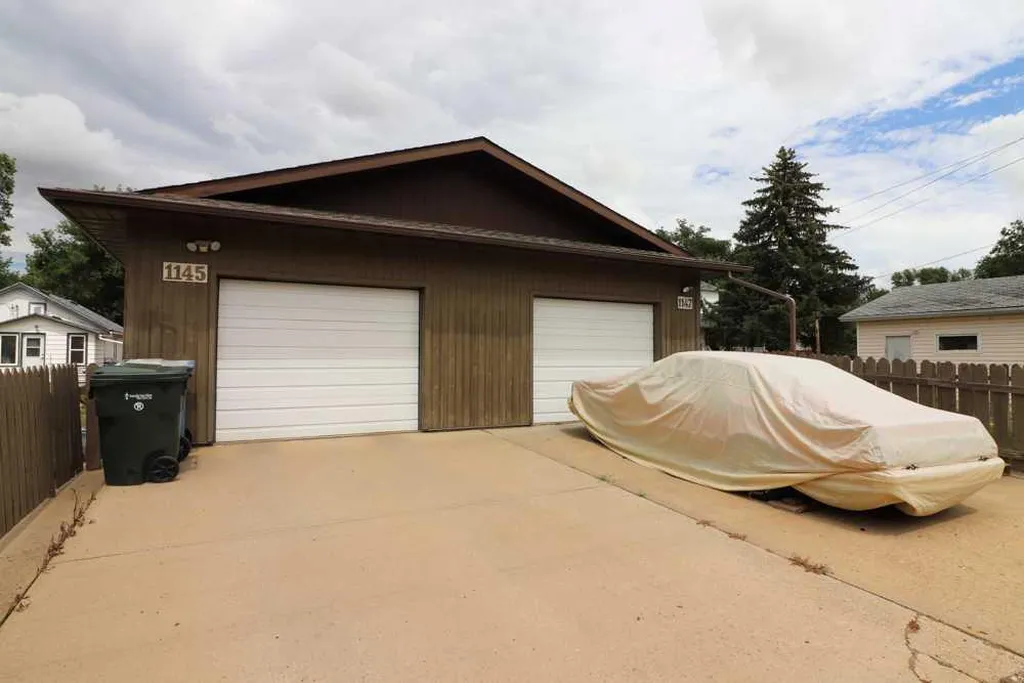 1145 & 1147 Yuill Street SE Medicine Hat AB T1A0Z4