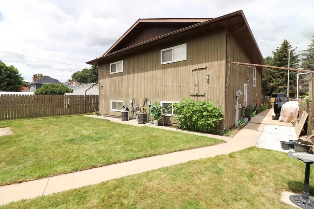 1145 & 1147 Yuill Street SE Medicine Hat AB T1A0Z4
