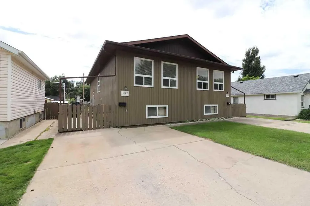 1145 & 1147 Yuill Street SE Medicine Hat AB T1A0Z4