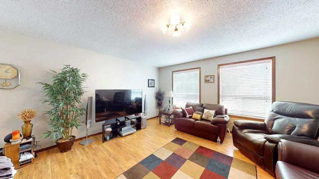1145 & 1147 Yuill Street SE Medicine Hat AB T1A0Z4