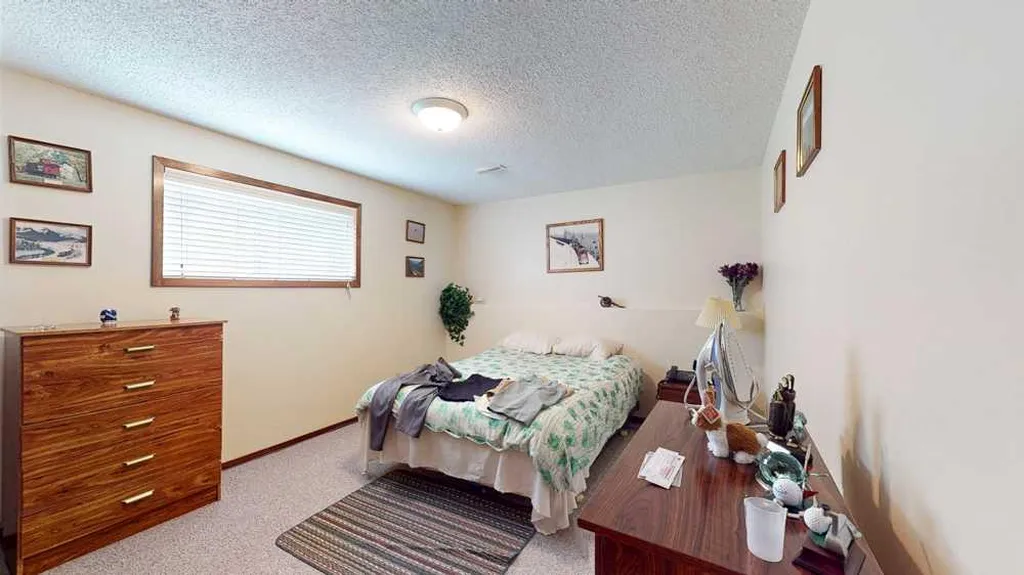 1145 & 1147 Yuill Street SE Medicine Hat AB T1A0Z4