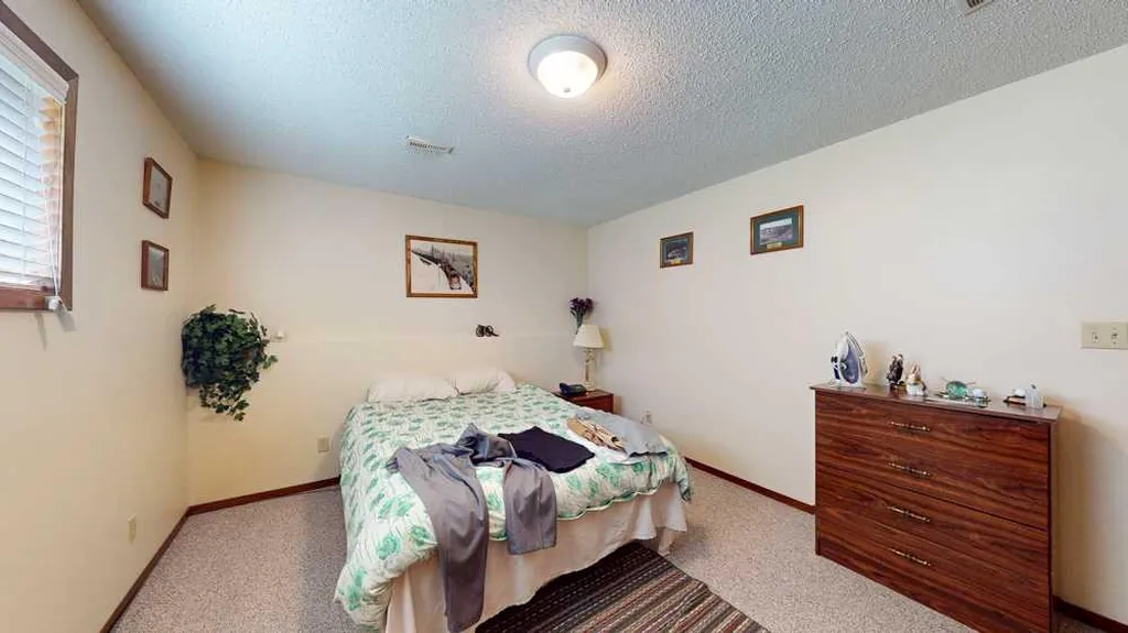 1145 & 1147 Yuill Street SE Medicine Hat AB T1A0Z4