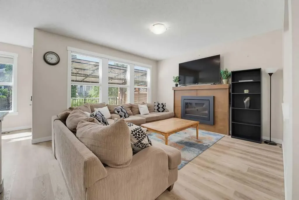 145 Sunset Manor Cochrane AB T4C 0N2