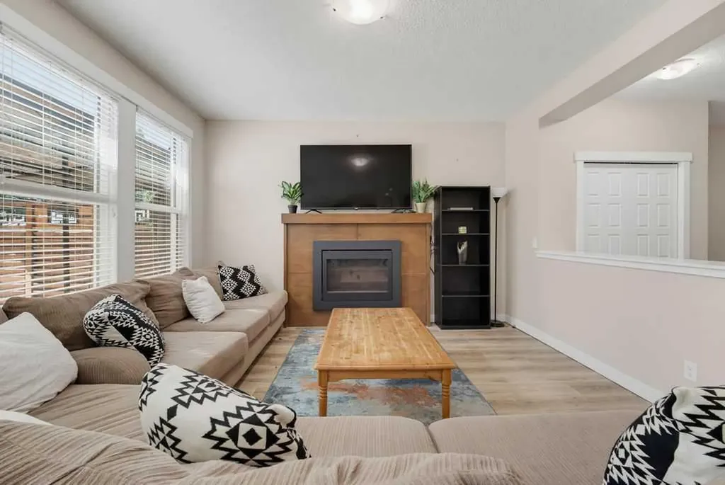 145 Sunset Manor Cochrane AB T4C 0N2